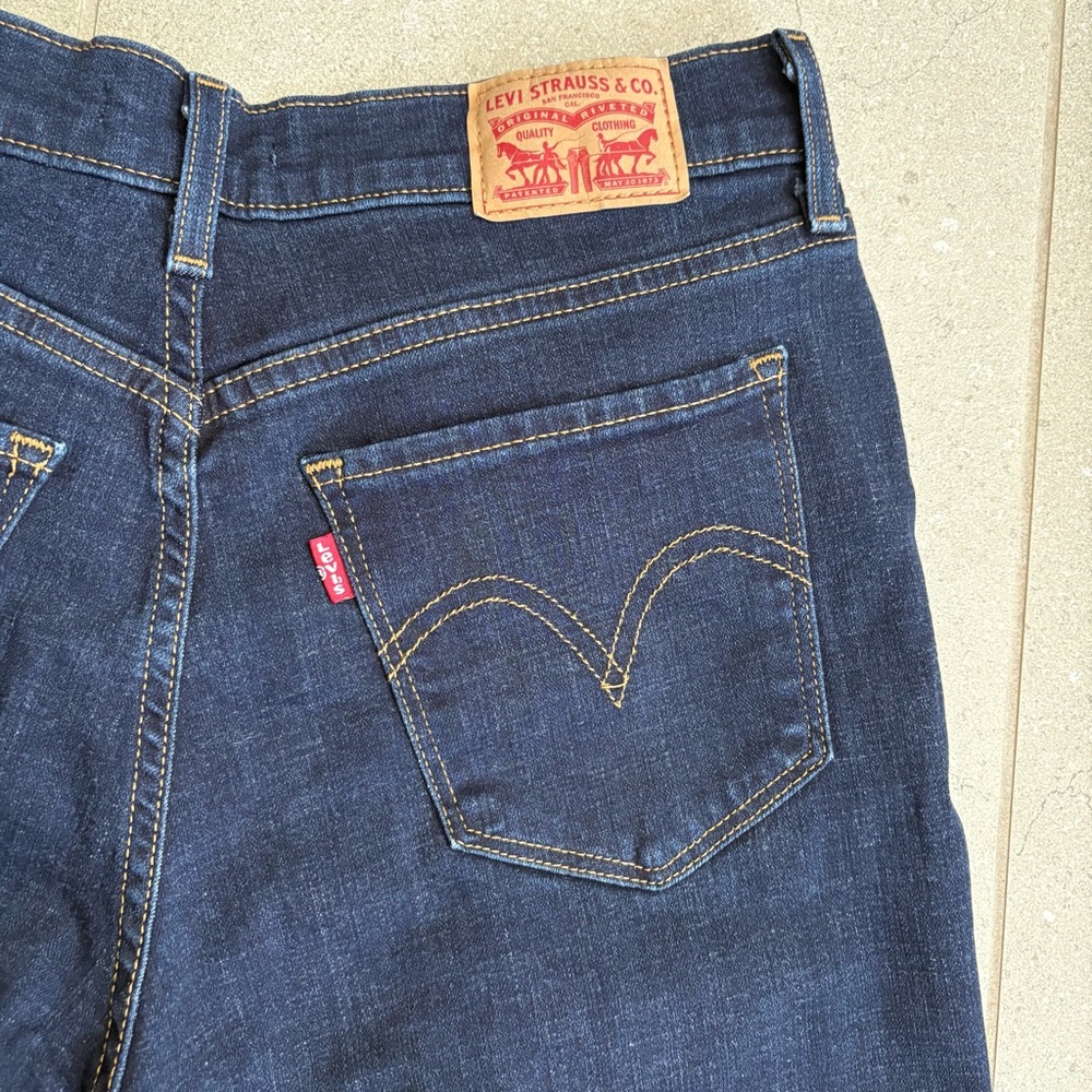 Levis Classic Straight Jeans - Picture 4 of 9